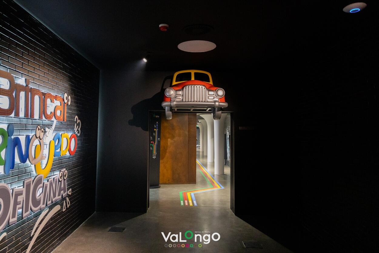 fotografia da sinaletica direcional existente no edifício